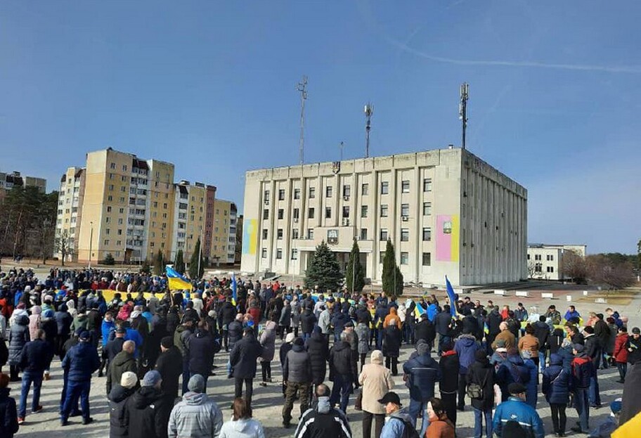 Occupiers’ tanks were seen on streets of Slavutych – Chornobyl nuclear power plant’s satellite town. Local civilians went out, carrying Ukrainian flags