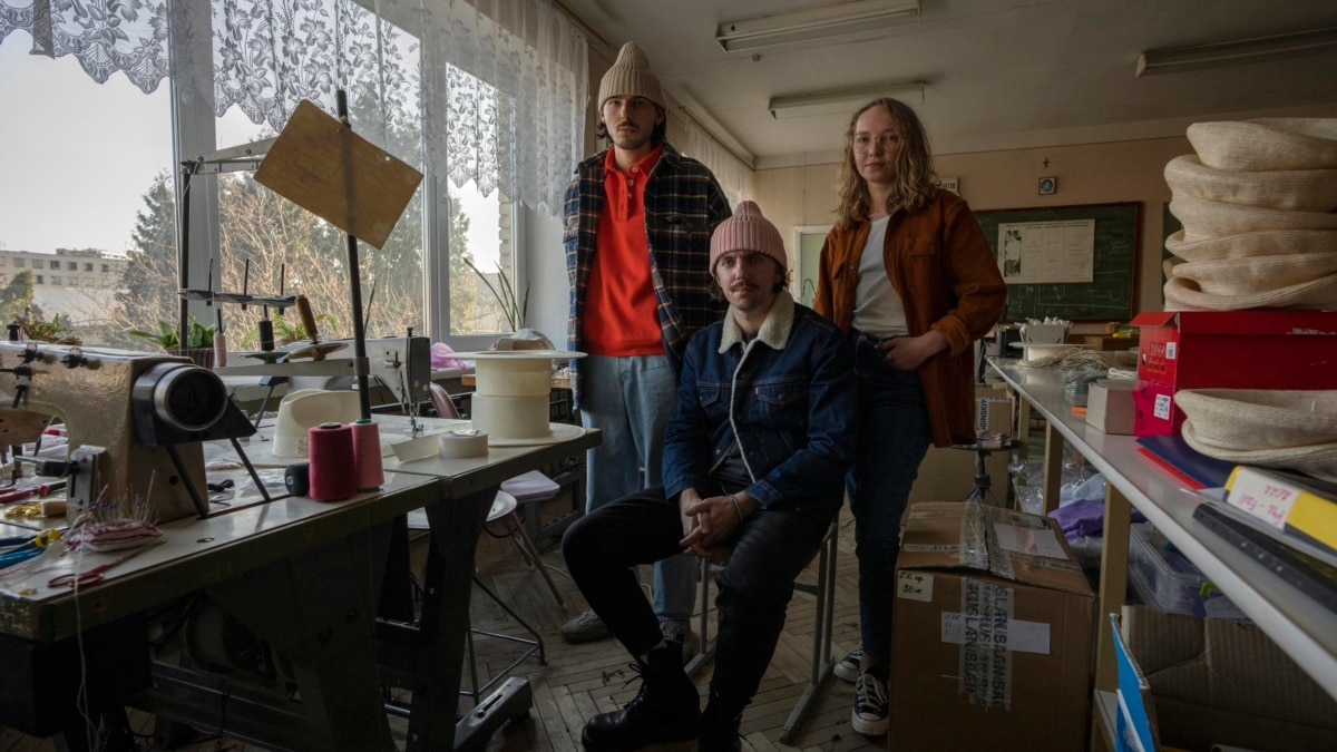  Ukrainian Fashion Brand in Bombarded City Picks Up and Flees 