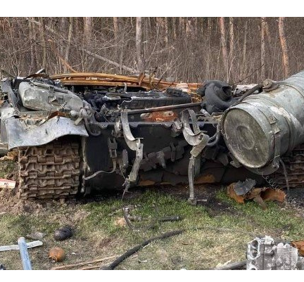 Do Russians not abandon their own? A pit with the corpses of the occupiers was found in the village of Vilkhivka near Kharkiv (18+)