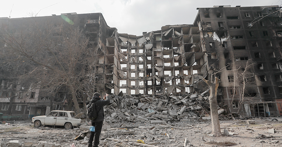 Russian occupiers prepare parade in Mariupol — dismantle blockages and transport propagandists