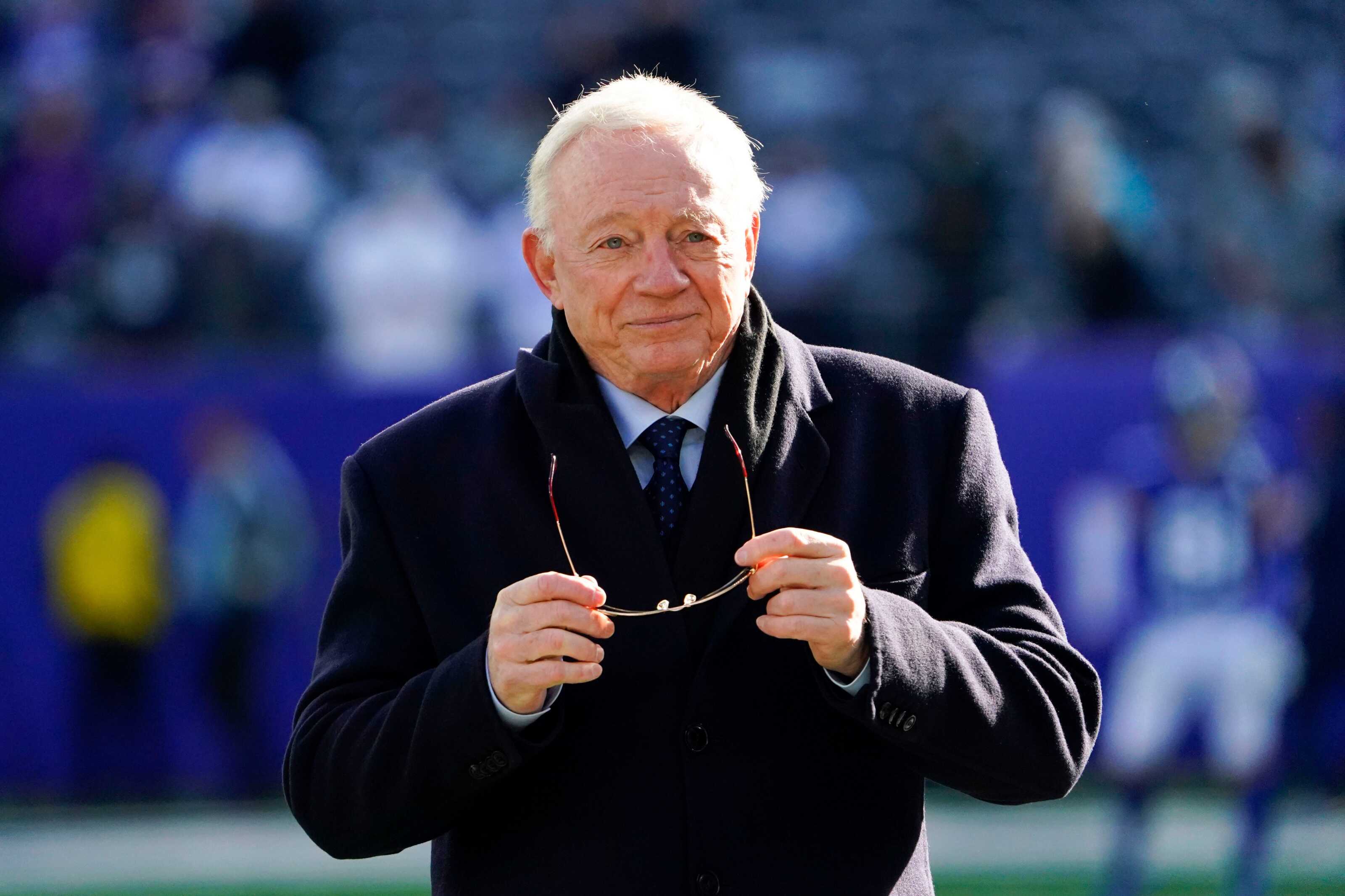 Source: Dallas Cowboys owner Jerry Jones involved in minor car accident, taken to hospital as
