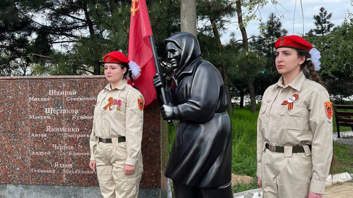 Occupiers in Mariupol put up a monument of a grandmother with the flag of the USSR, Putin's curator of so-called republics Kiriyenko arrived