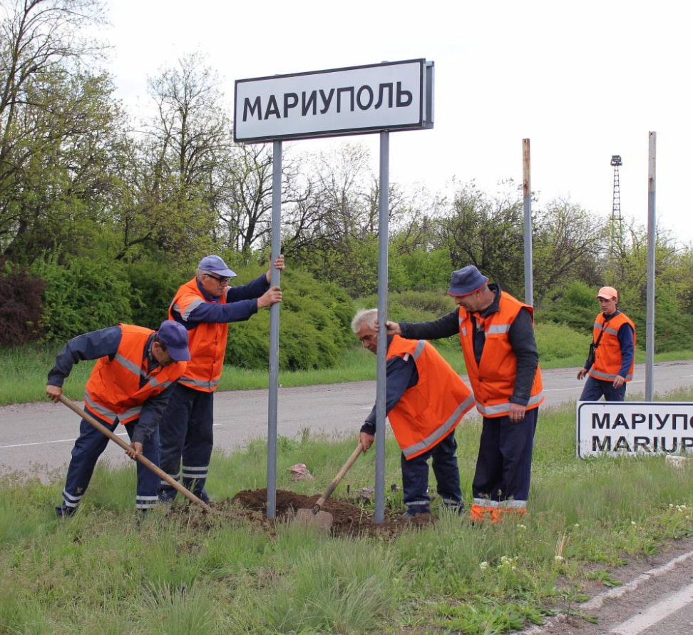 In Mariupol occupiers are changing Ukrainian signs to Russian while people have nothing to eat