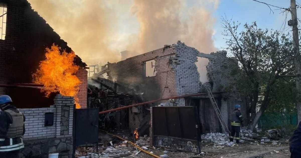 Details of Missile Strike on Zaporizhzhia: the Russian Destroyed a Shopping Mall and Residential Houses (Photo)