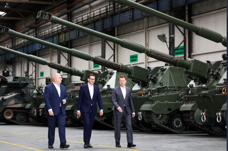 Poland and Ukraine sign one of the largest arms contracts in 30 years