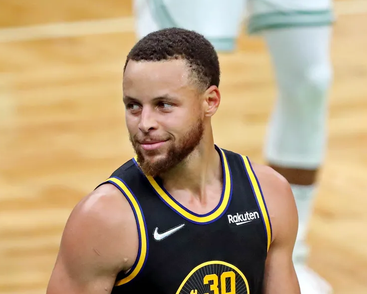 Stephen Curry is keeping the Warriors dynasty alive all by himself