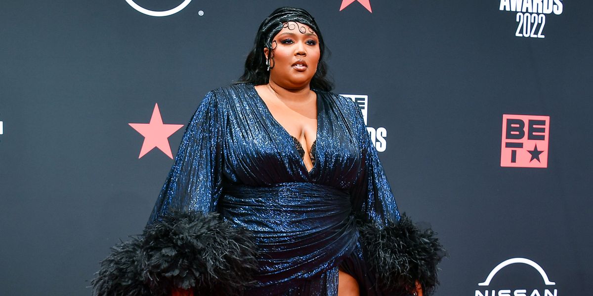 Lizzo Is Queen of the Red Carpet in a Flamboyant Feathered Gown