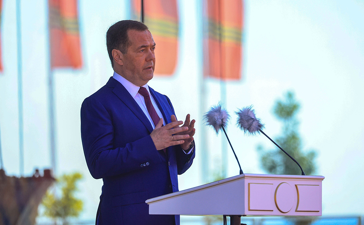 Medvedev has another tantrum, threatens Ukraine over Crimea