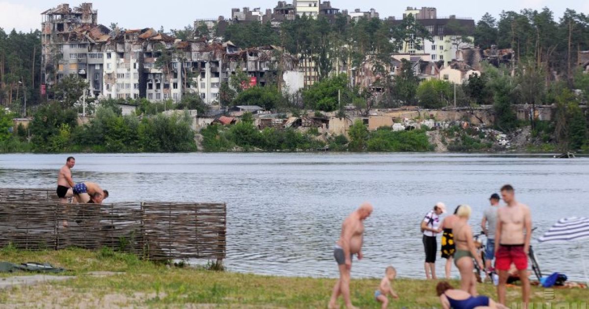 Life Among Ruins: People in Irpin Are Chilling at the Background of Devastated Apartment Blocks (Photo)