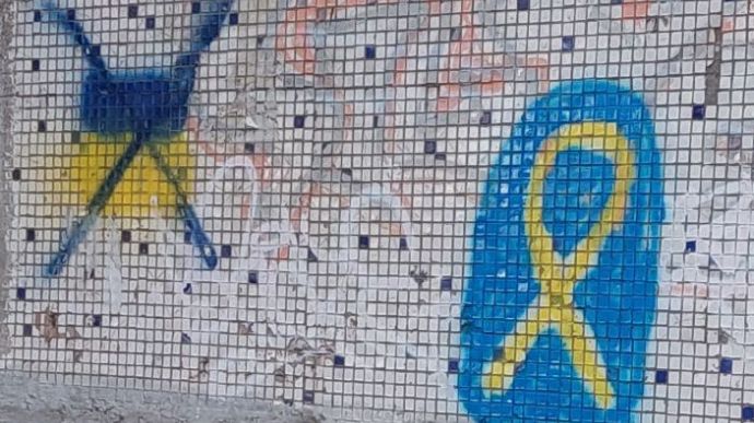 Russian occupation authorities bring young people to Kherson to paint over Ukrainian symbols � Military Administration