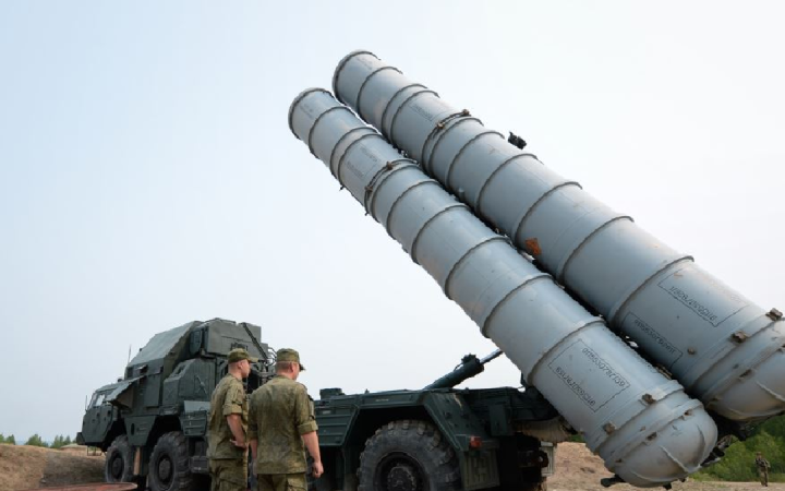 Air defence systems go off over Olenevka in Crimea 