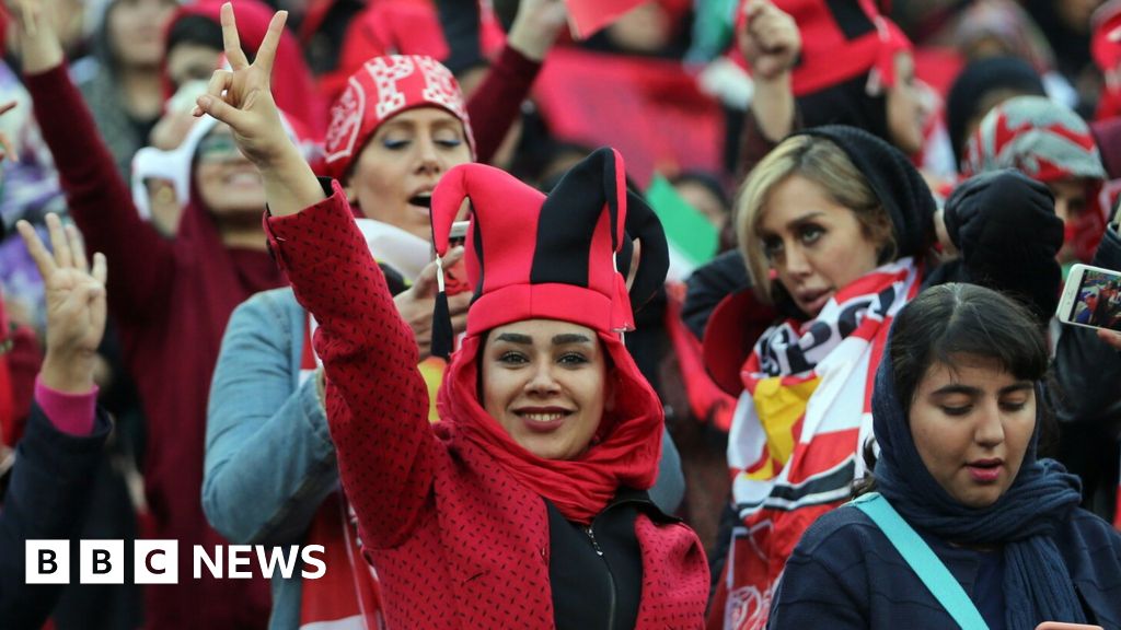 Iran: Women attend first league match for 40 years