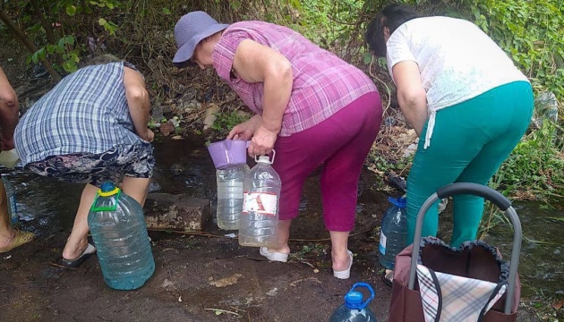 Mariupol still partially without water supply - people collect water from puddles