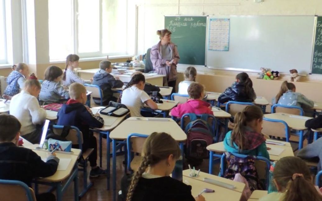 Invaders Force Melitopol School Students to Pose for Photos with Putin's Portrait