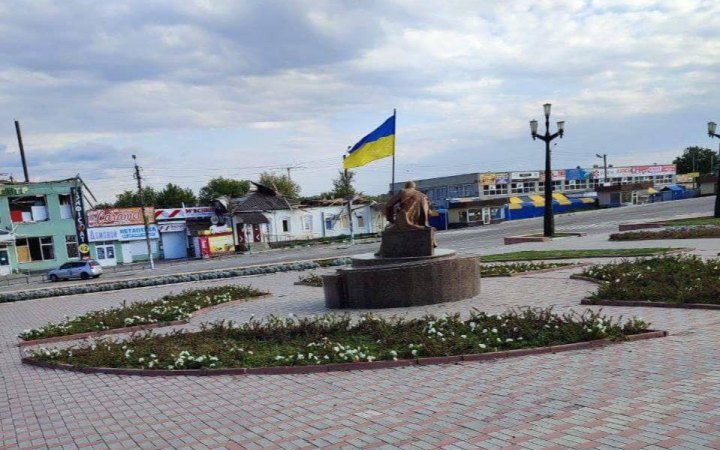 Ukrainian troops raise flag in liberated Balakliya 