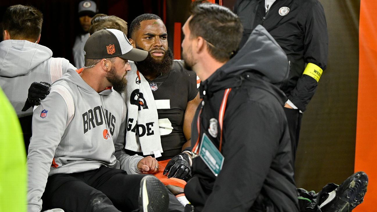 Browns LB Walker carted off with knee injury