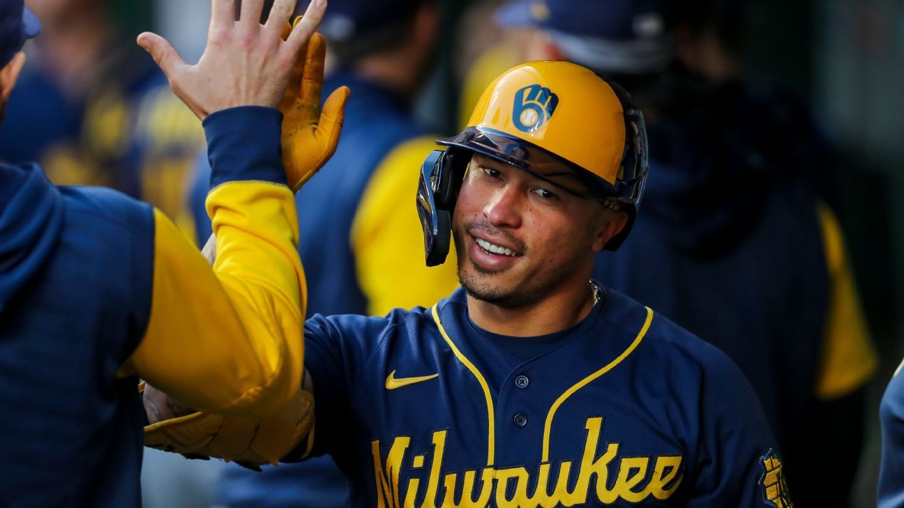 Wong blasts 3 home runs as Brewers top Reds