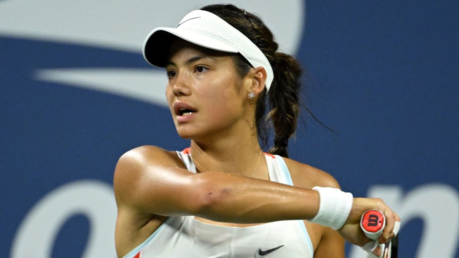Emma Raducanu cruises to straight-sets win over Magda Linette in Korea to reach first WTA semi-final