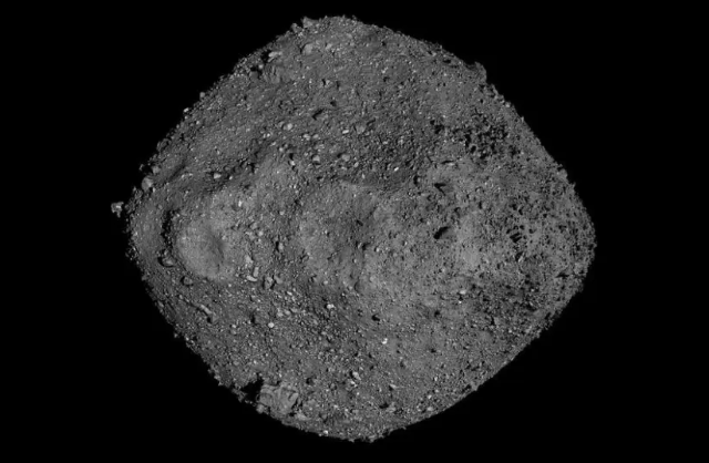 Three asteroids fly towards the Earth at once