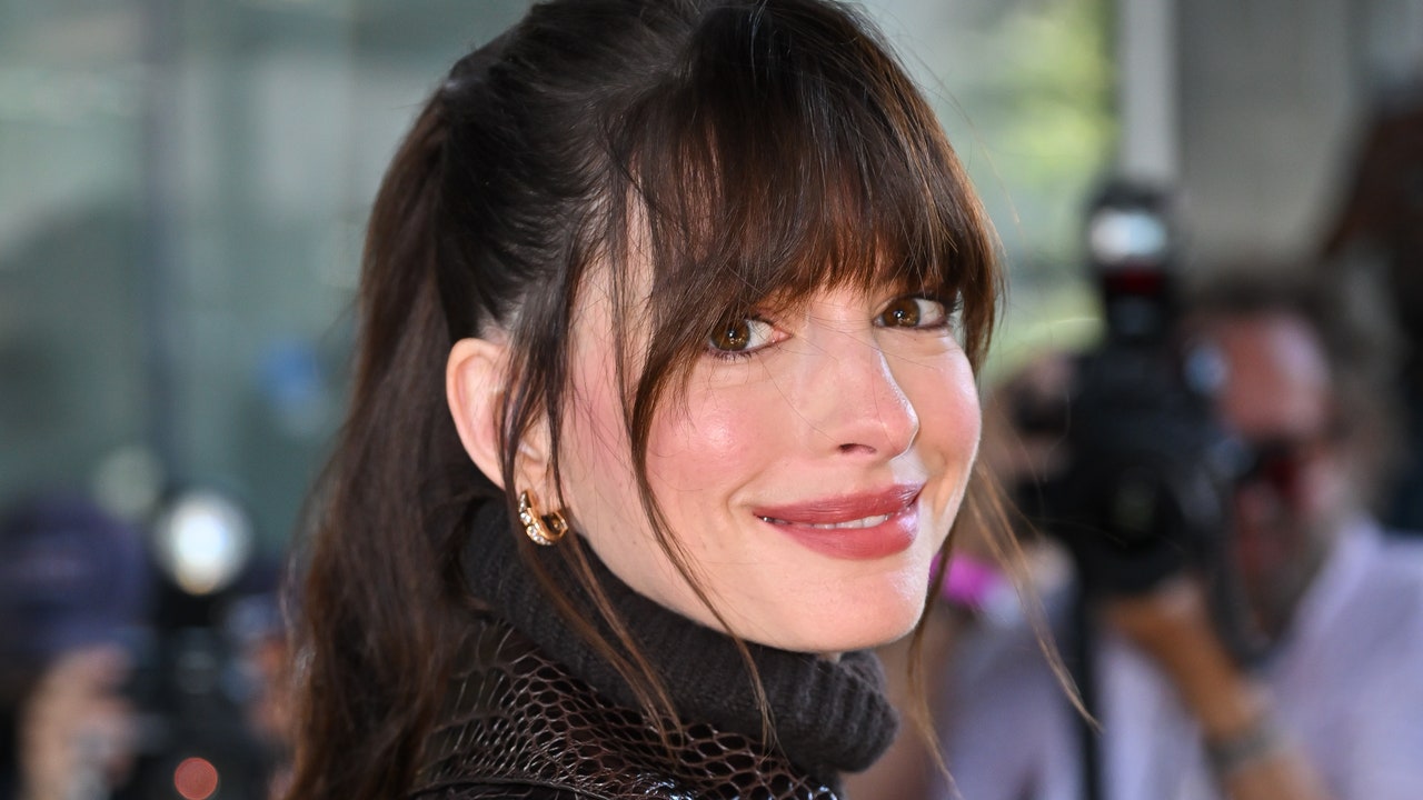 Anne Hathaway Dressed Like Her 