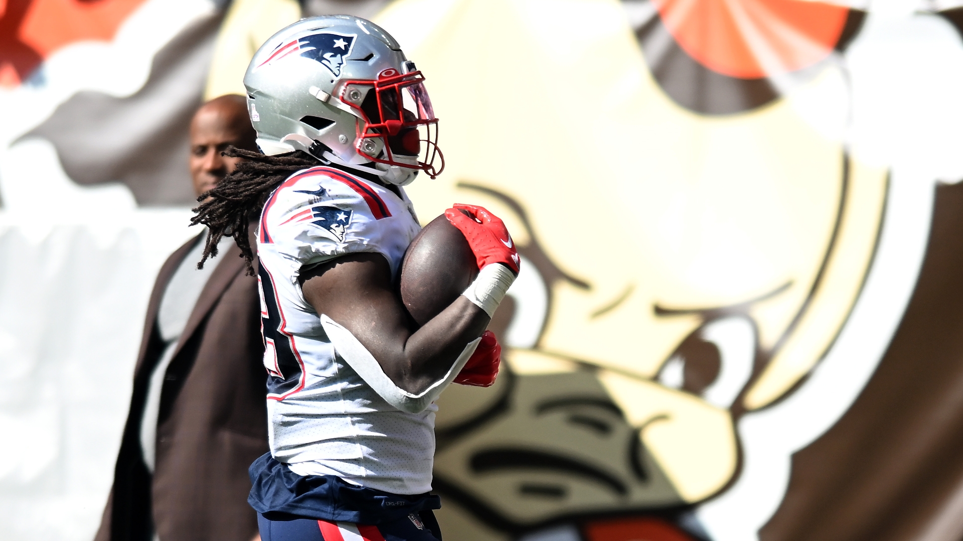 Wilson hurts hamstring; Hackett wants 'urgency'