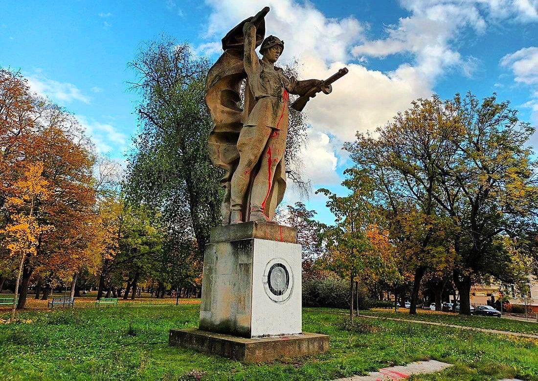 From washing machines to monuments: Russians steal from Ukraine and force us to fight on