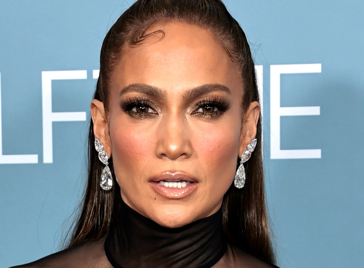 Jennifer Lopez's Latest Manicure Has Gold Chains, Piercings, Hearts, and More