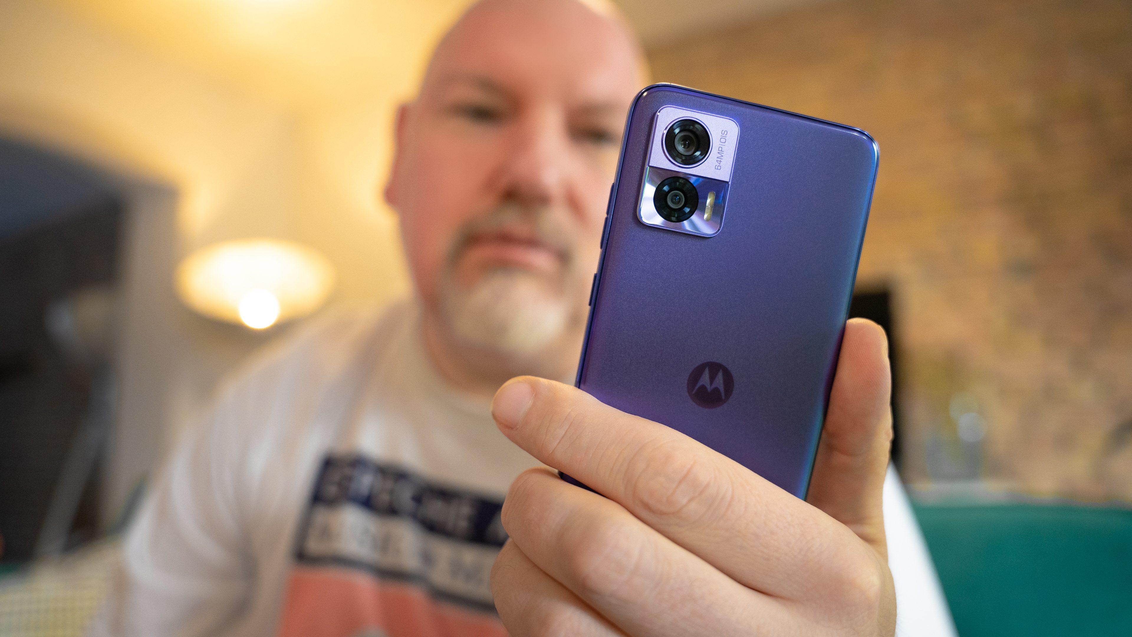 Motorola Edge 30 Neo Review: Beautiful Toy With Wireless Charging