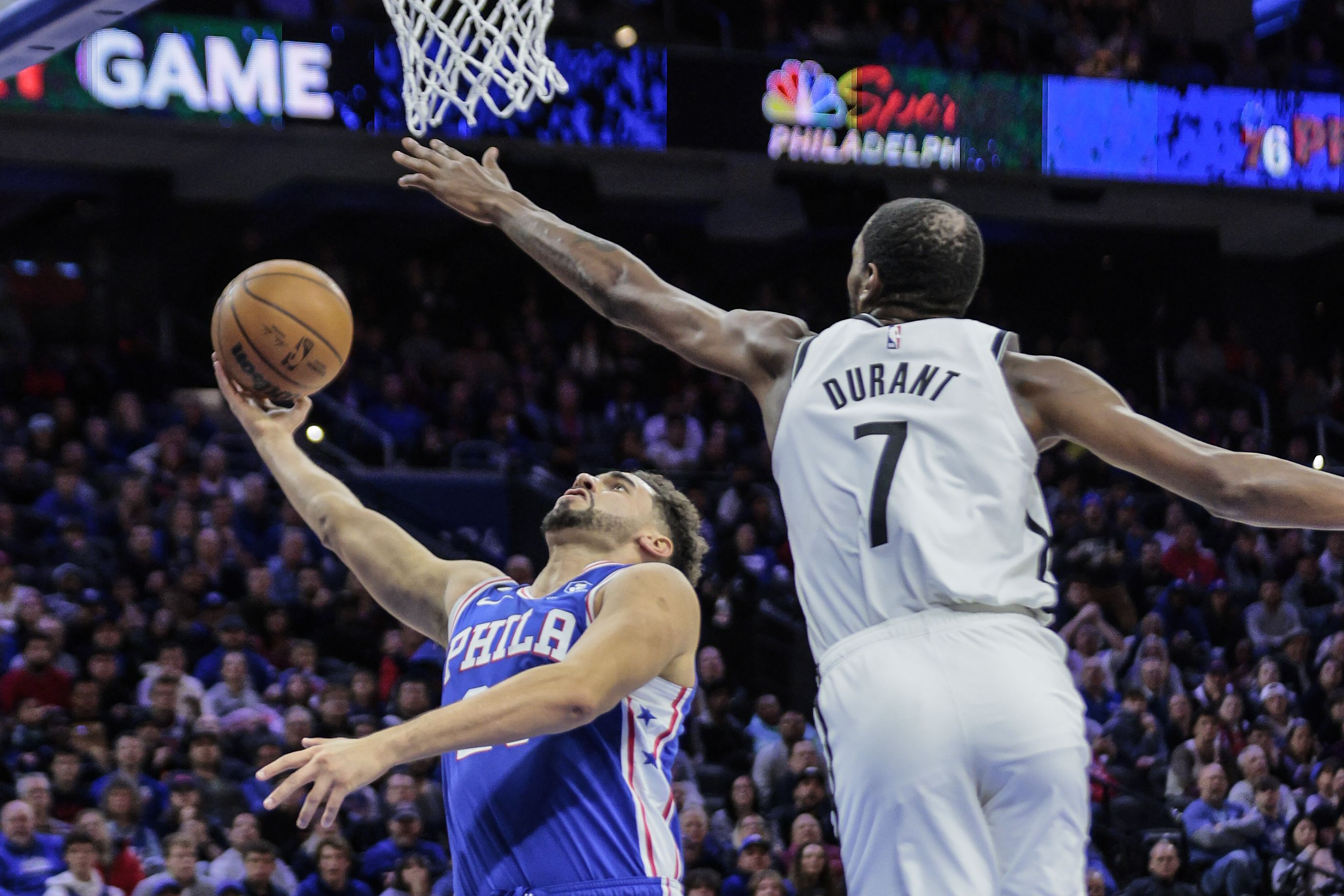 Barkley says Simmons owes the city of Philadelphia an apology
