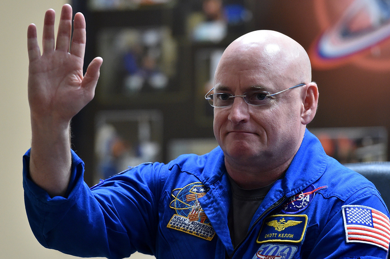 U.S. astronaut Scott Kelly visits Ukraine's largest children hospital