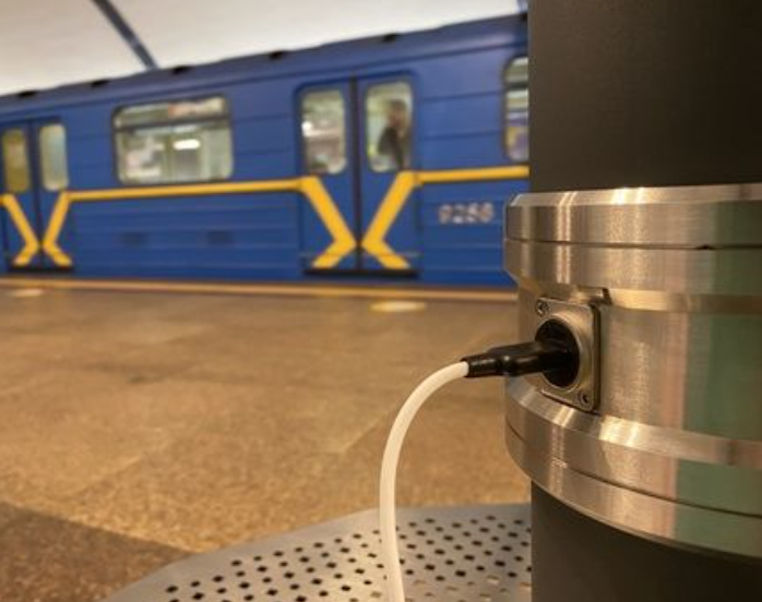 At 19 metro stations in Kyiv, points with USB chargers have been installed: list