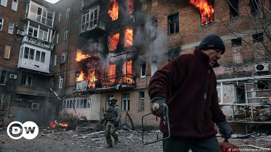 Ukraine updates: Russia shells entire eastern frontline