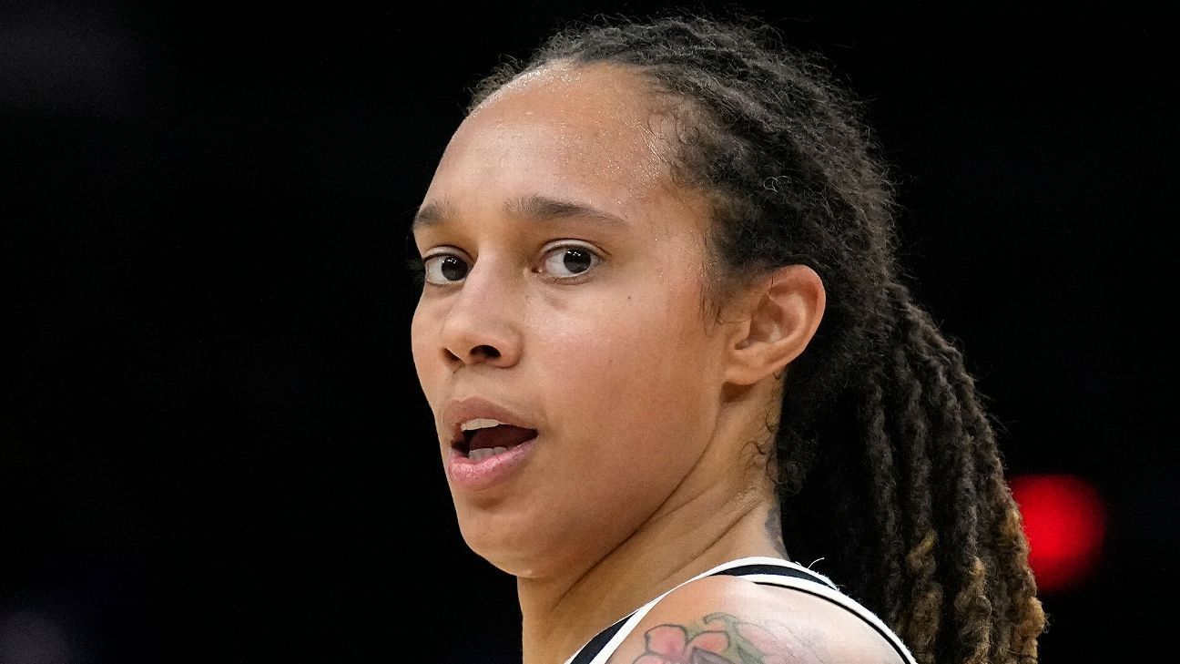 Brittney Griner does light basketball workout, first move is a dunk