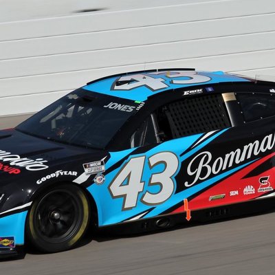 Member of Erik Jones' pit crew injured on pit road during Enjoy Illinois 300