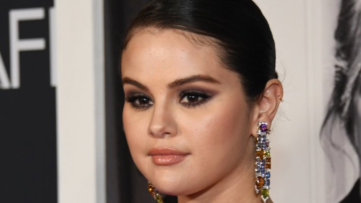 I Can't Get Over How Cute Selena Gomez's Freckles Are in Her Latest Makeup Look