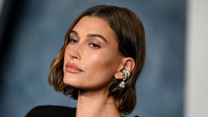Hailey Bieber Is Hanging Onto Summer for Dear Life With These Citrus Aura Nails