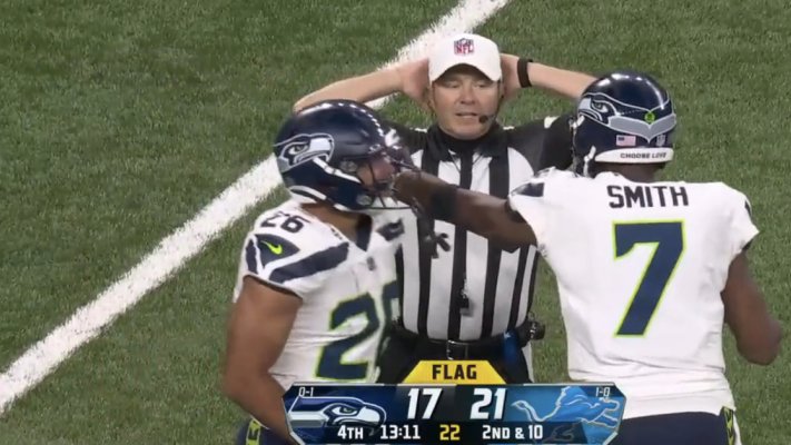 Ref tells Geno Smith ‘I’m talking to America’ as he tries to argue call