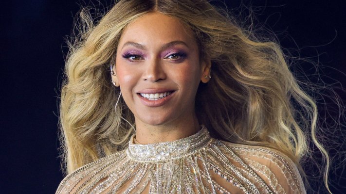 Beyoncé's Platinum Blonde Waves Just Keep Going and Going and Going