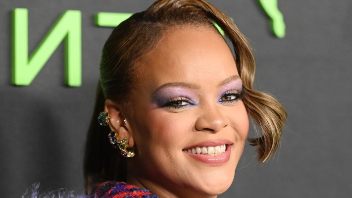 Rihanna. Extra-Long Platinum Blonde Hair. That's the Headline.