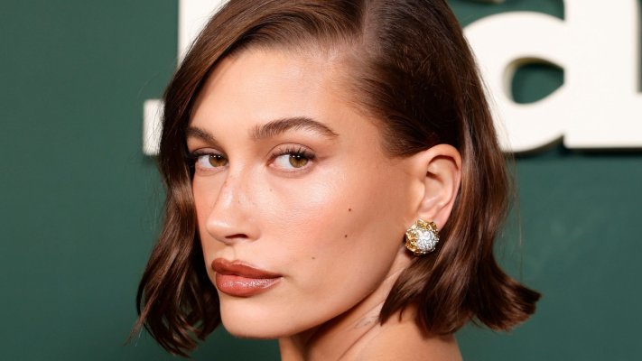 Hailey Bieber's Alien-Green Coachella Nails Came Straight From Outer Space
