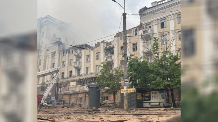 Russia launched missiles at Dnipro, hitting a five-story building, there may be people under the rubble